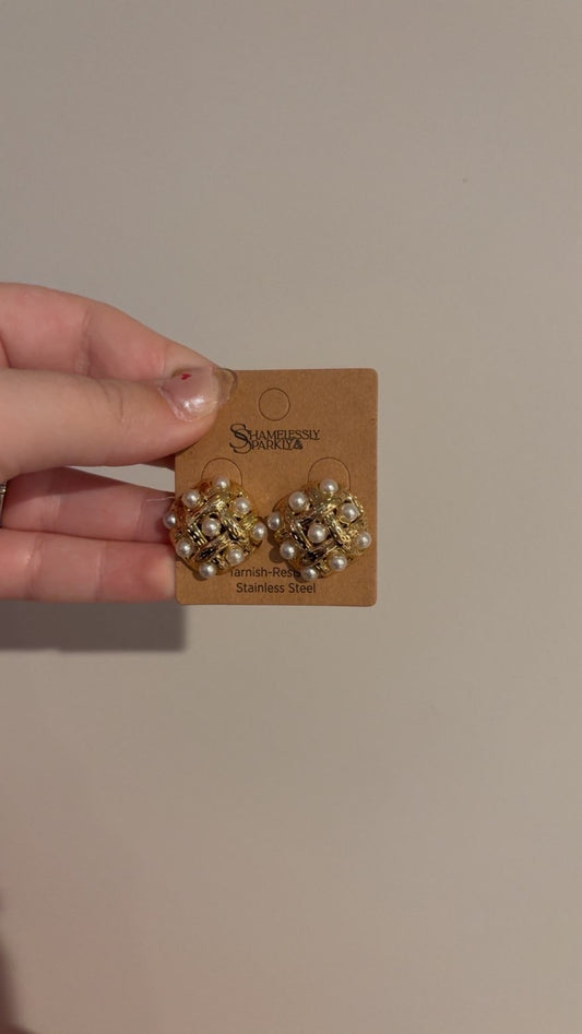 THE CHUNKY PEARL STUDS